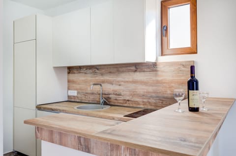 Fully-equipped kitchen with dining table for four people.