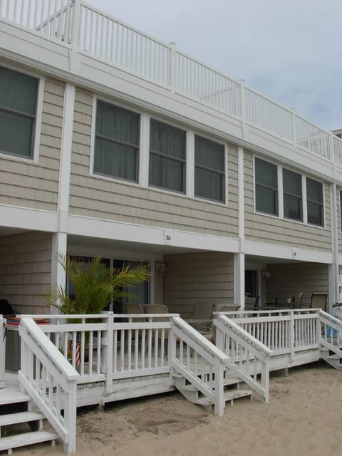 4 bedroom beachfront unit w/front porch, beach and bayside decks No senior group