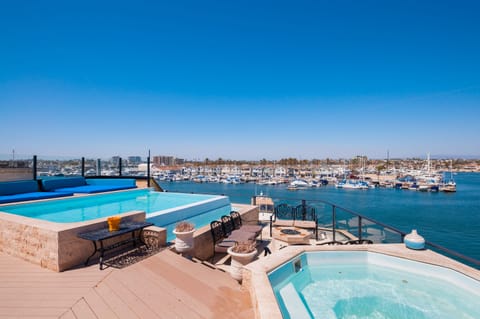 Roof Deck Infinity pool and jacuzzi