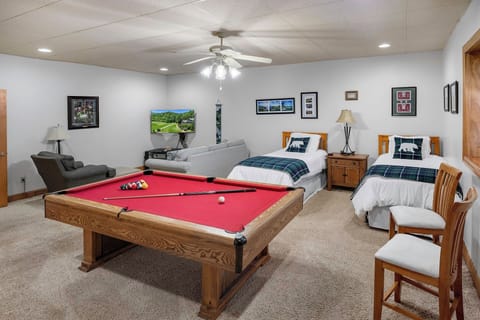Bonus Room w/Pool Table, 2 Twin Beds & Living Area