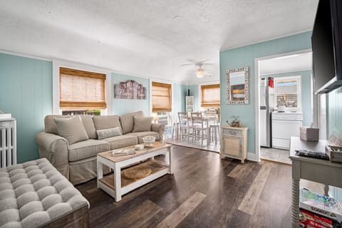 Cozy, Bright and Open Floor Plan!