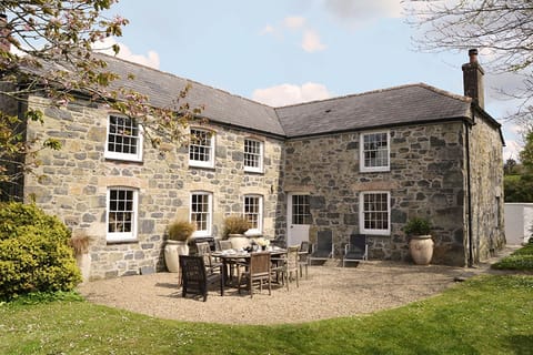 The beautifully appointed farmhouse has a sunny barbecue terrace