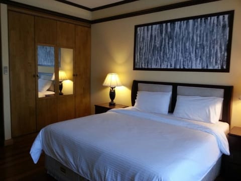 #322 Lagoon condo 2BR/pool view