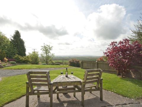 Lawned garden with patio and garden furniture | Timberway, Okehampton