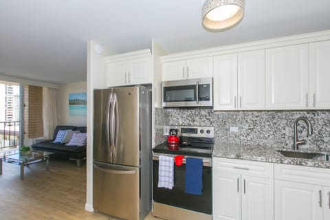  Kitchen. Full size Fridge/Freezer w/ice maker, Microwave, Range/Oven