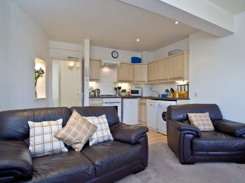 Open plan living space | 2 Fishermans Loft - Fisherman&rsquo;s Loft, Brixham