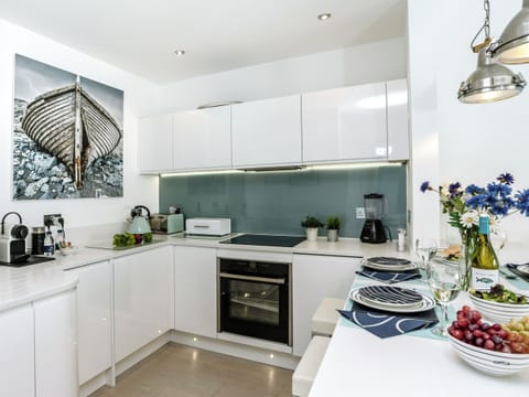 Well equipped kitchen/ dining area | Marina Beach House, Torquay