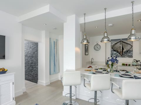 Well equipped kitchen/ dining area | Marina Beach House, Torquay