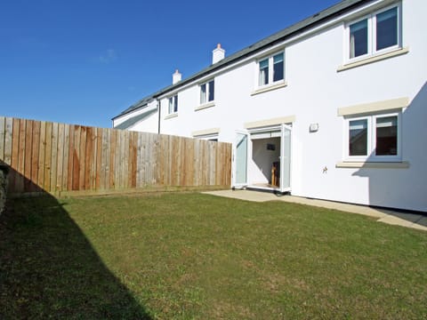 Enclosed garden complete with garden furniture | 6 Jubilee Close, Padstow