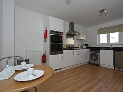 Modern fitted kitchen with breakfast area | 6 Jubilee Close, Padstow