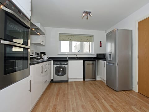 Modern fitted kitchen with breakfast area | 6 Jubilee Close, Padstow