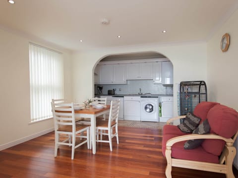Open plan living space | 7 The Priory, Shanklin