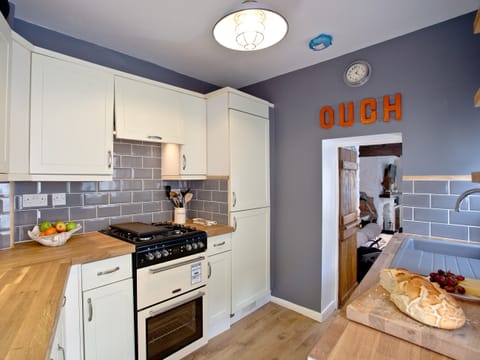Contemporary kitchen | Fishlegs, Brixham