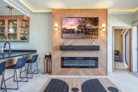 excellent large screen TV and fireplace