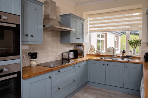 Newly renovated, fully equipped, breakfasting kitchen.