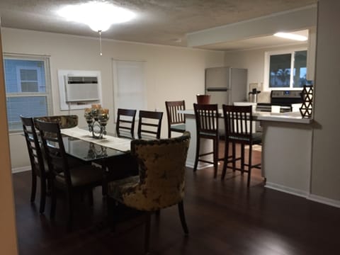 Breakfast/dinning area