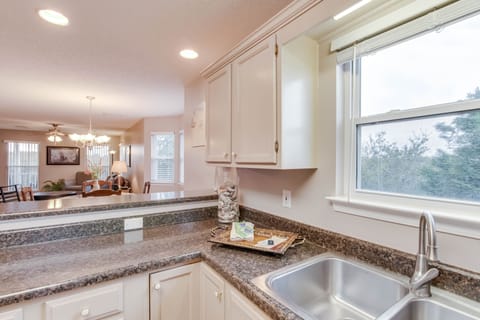 Kitchen - The kitchen offers a bar which is perfect for setting up a buffet style meal or for extra seating for members of your group.