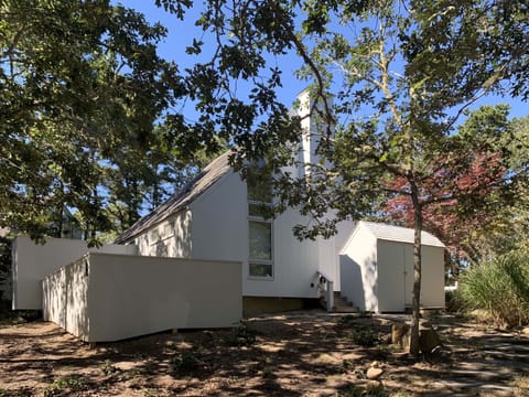 Restored architecturally significant cottage with privacy
