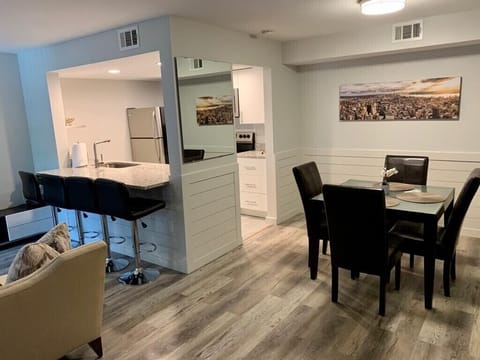 Kitchen bar/Dining area