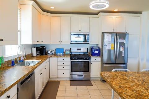 Fully equipped kitchen with Keurig, waffle iron, lobster pot, ice maker and more
