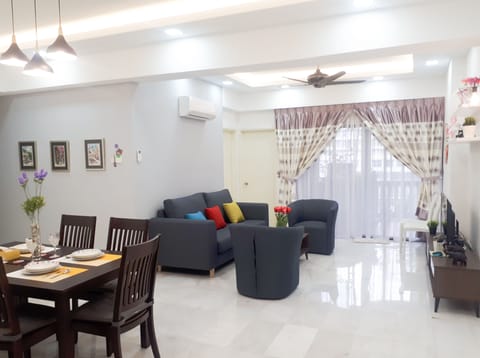 Spacious living and dinning room for max comfort with 2 airconditioners and fans