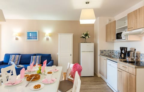 Come and stay in our bright and cozy 2 bedroom apartment by the beach!