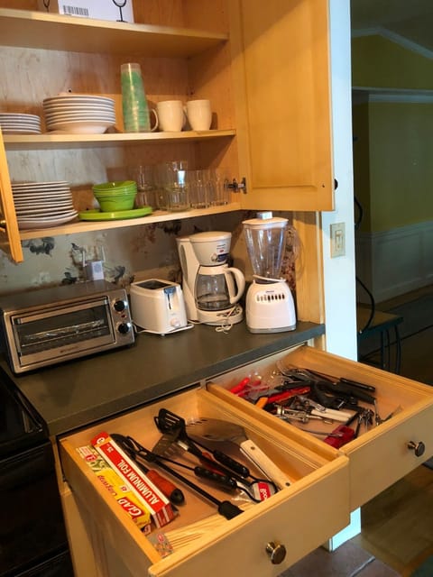 Fully equipped kitchen including pots and pans not shown