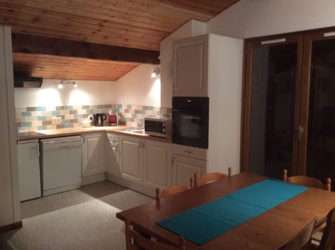 Open plan kitchen and eating area