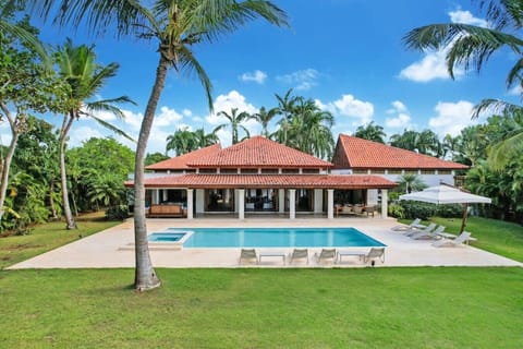 Ingenio 9: Top-rated villa w/ pool, Jacuzzi, staff, pool table, 2 golf carts