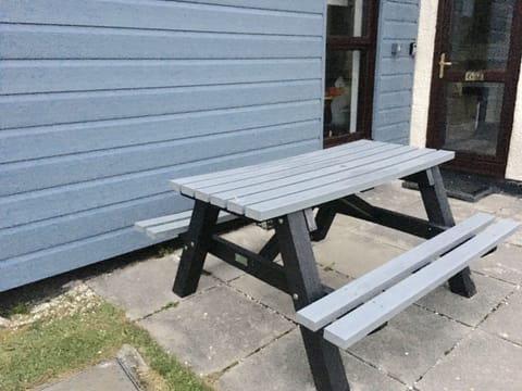 Lovely  new heavy resin picnic bench 