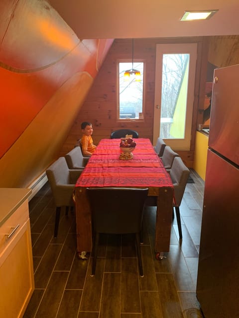 Dining area adjacent to kitchen (child not included 🙂)