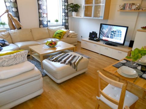 Spacious Living Room with 42 inch flat screen TV