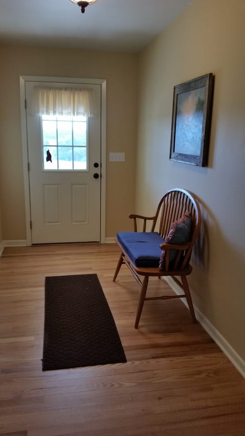 Kardinal Kabin entryway