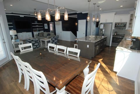 413 SSB Dining/Kitchen Area