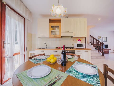 Cabinetry, Property, Furniture, Countertop, Table, Wood, Tableware, Interior Design, Kitchen, Lighting