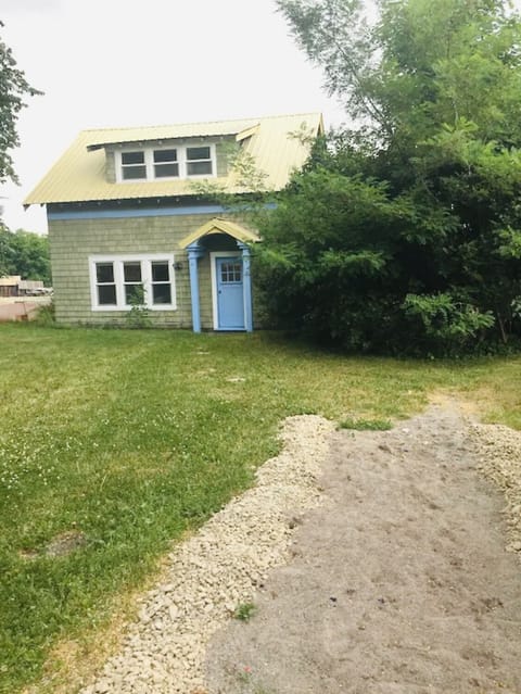 Front house view with kid sand pit play area & separate horseshoe/bocce ball pit