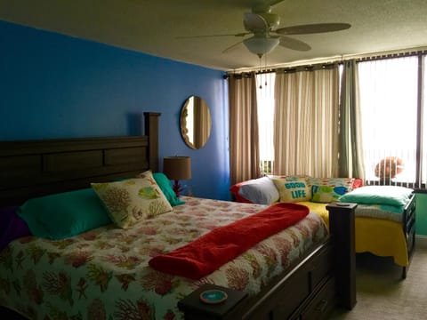 King Bed with twin bed...