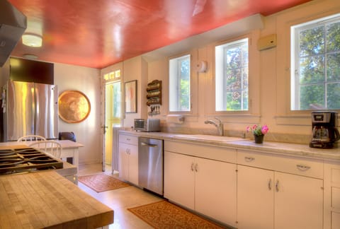 Fully equipped eat-in kitchen.


