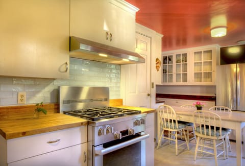 Fully equipped eat-in kitchen with professional range.


