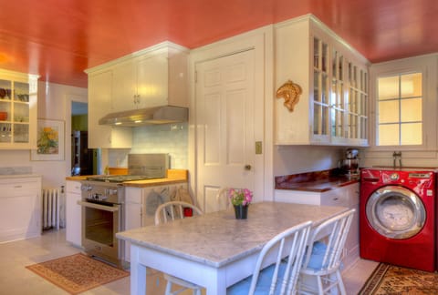 Fully equipped eat-in kitchen with professional range, washer & dryer
.


