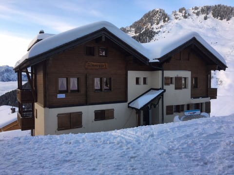Snow, Cloud, Sky, Building, Property, Window, Mountain, House, Slope, Cottage