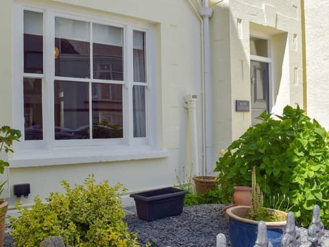 Exterior Rose Cottage Tenby Pembrokeshire 1 Street from South Beach!