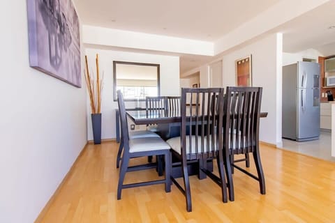 Modern and sophisticated dining room
