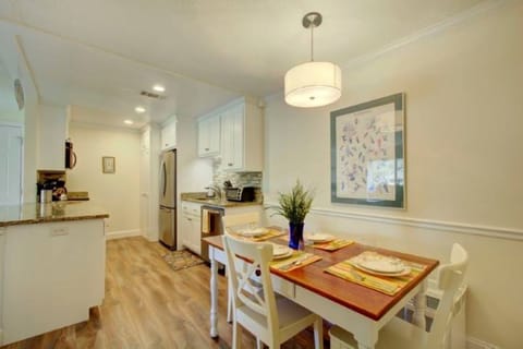 Plenty of seating for 4-6