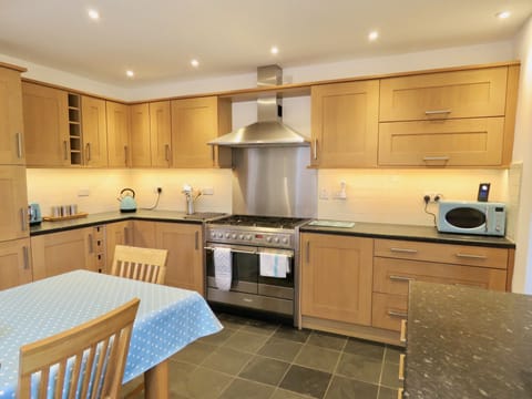 Fitted kitchen with cooker, full size dishwasher, fridge freezer, microwave