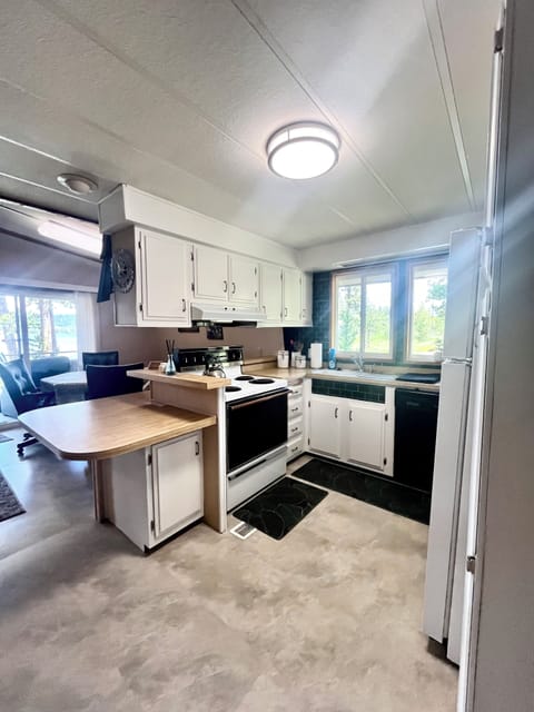 Full kitchen with all the essentials