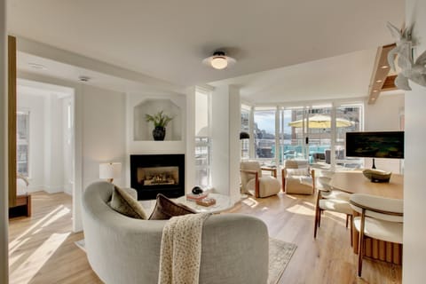 Hygge Haven Scandi 3BR/2BA King & Fire Deck House in Vancouver