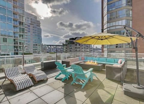 Hygge Haven Scandi 3BR/2BA King & Fire Deck House in Vancouver