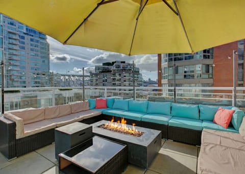 Hygge Haven Scandi 3BR/2BA King & Fire Deck House in Vancouver