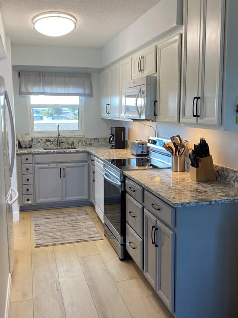 Beautiful kitchen. French door refrigerator with ice maker. Fully equipped!!
